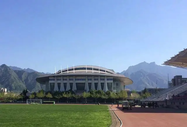 如何在篮球冬令营中加强体能训练?_0